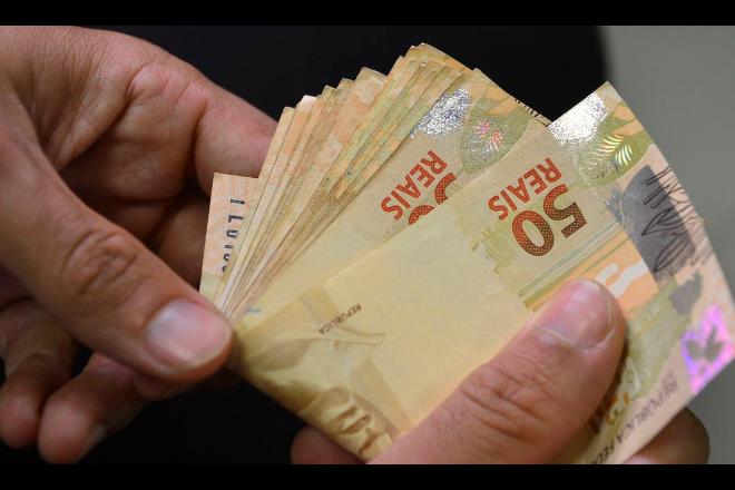 Taxa média de juros cai em agosto, mas mantém a tendência de alta em 12 meses
