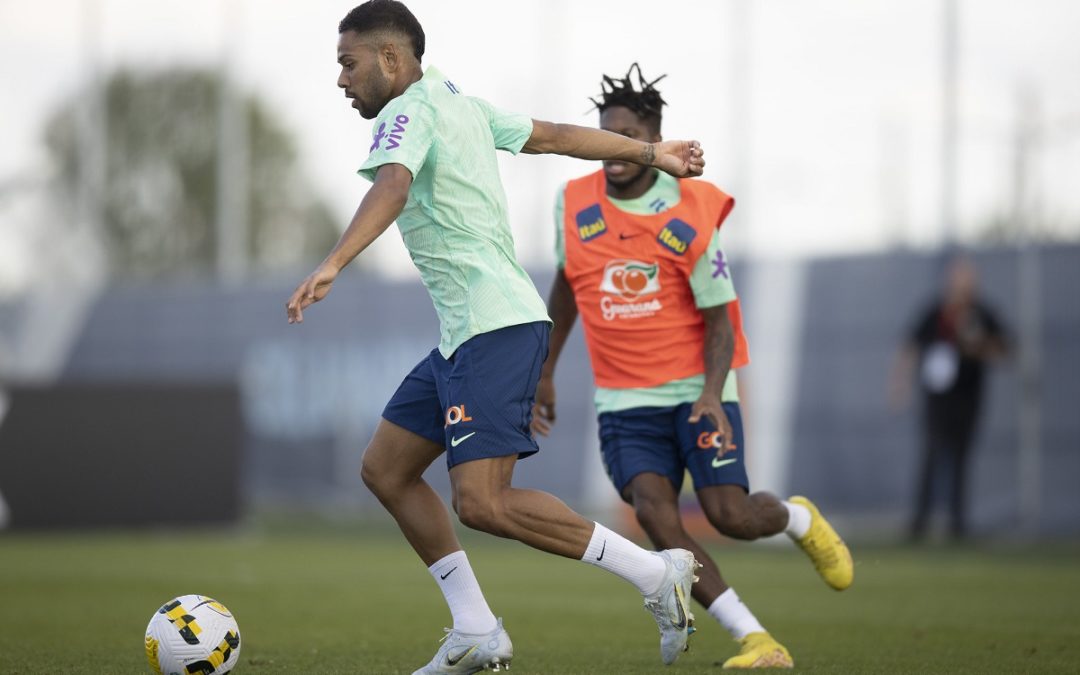 Tite inicia preparação para amistosos com seleção quase completa na França