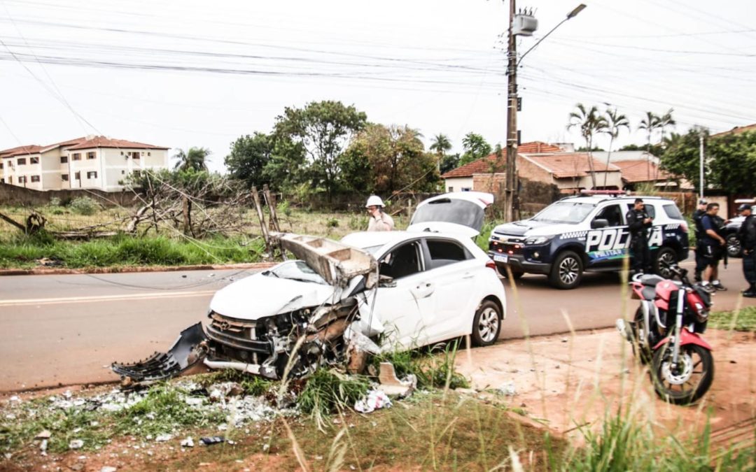 Perseguição acaba com HB20 derrubando poste em avenida de Campo Grande