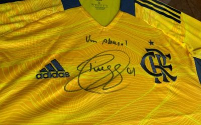 Camisa do Flamengo autografada está em leilão em prol da Pestalozzi