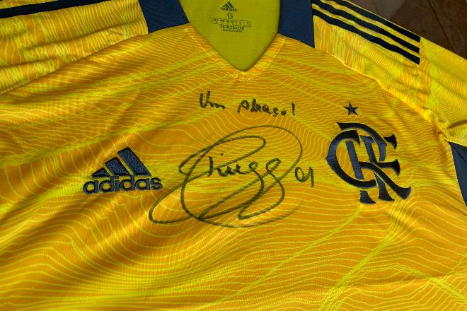 Camisa do Flamengo autografada está em leilão em prol da Pestalozzi