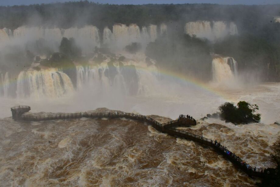 Passarela sobre Cataratas do Iguaçu é reaberta após redução da vazão