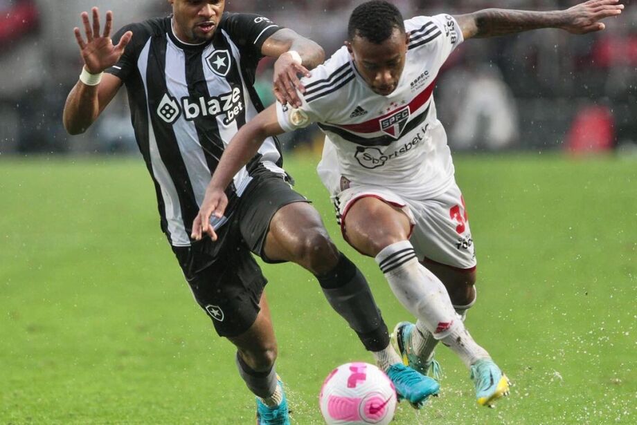 Botafogo vence no fim com gol de pênalti e aumenta a crise do São Paulo