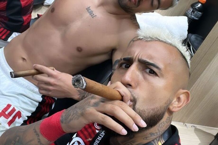 Festa do título do Flamengo tem charuto, reggaeton e banho de cerveja