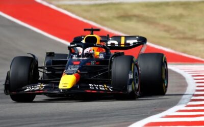 Verstappen lembra 2021, passa Hamilton no final e vence GP dos EUA de F1