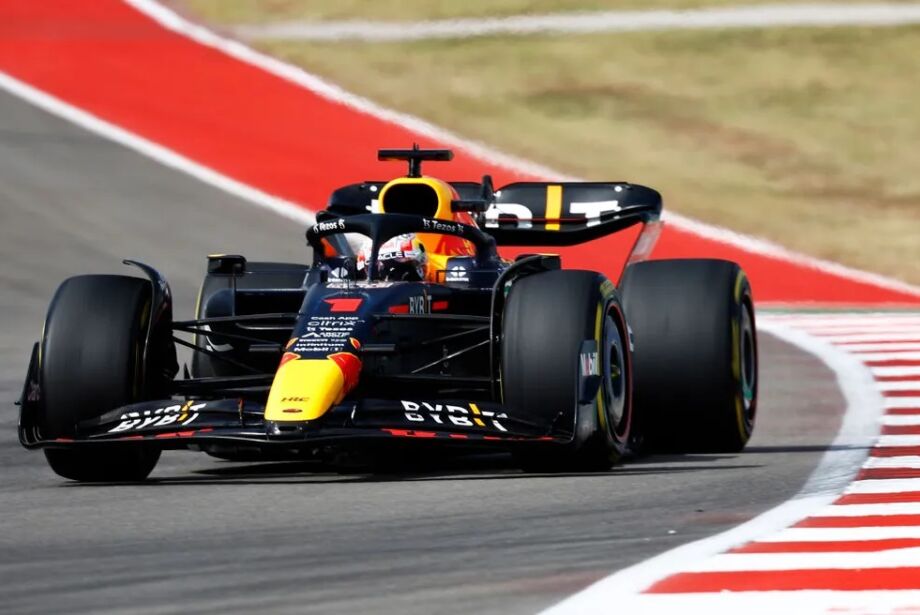 Verstappen lembra 2021, passa Hamilton no final e vence GP dos EUA de F1