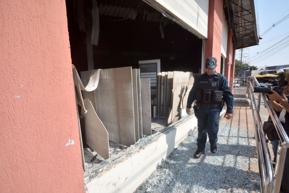 Loja de materiais de construção é fuzilada e incendiada na Zahran