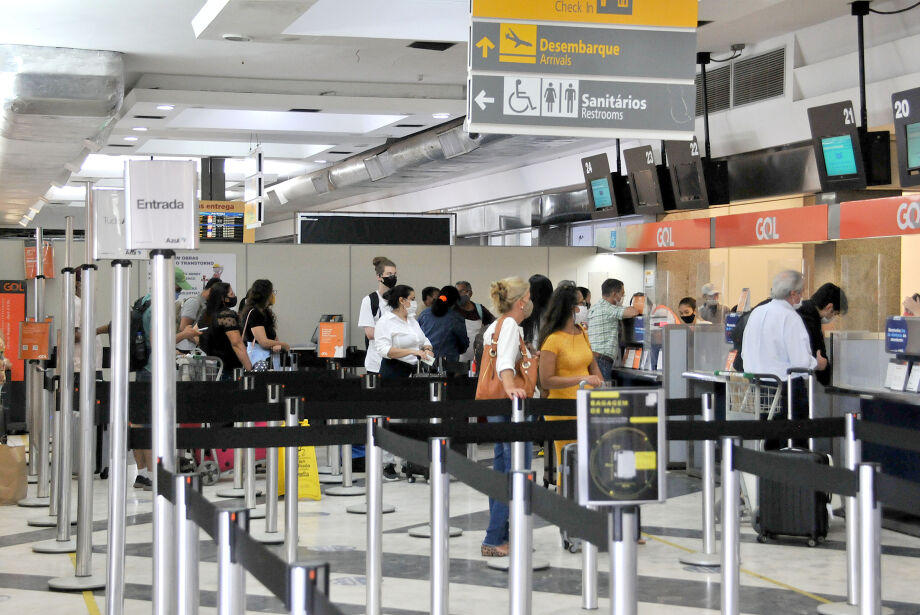 Uso de máscaras voltarão a ser obrigatórios em voos e aeroportos nacionais