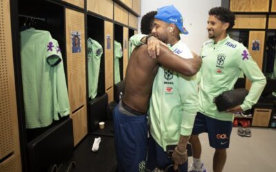 Abraços, sorrisos, autógrafos e atraso marcam primeiro dia da seleção em Turim
