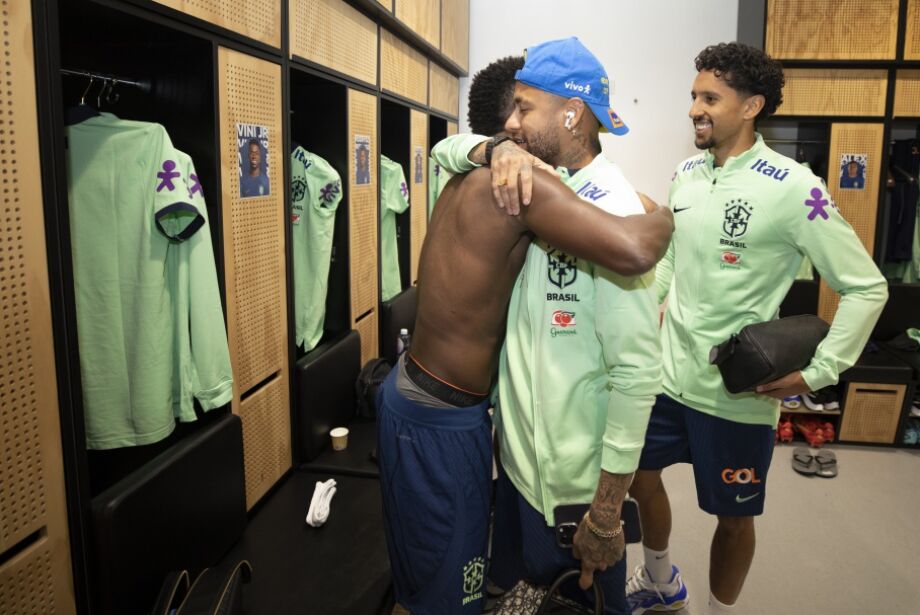 Abraços, sorrisos, autógrafos e atraso marcam primeiro dia da seleção em Turim