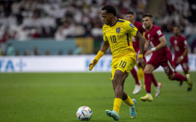 Quase preso em campo em 2016, Valencia brilha pelo Equador na abertura da Copa