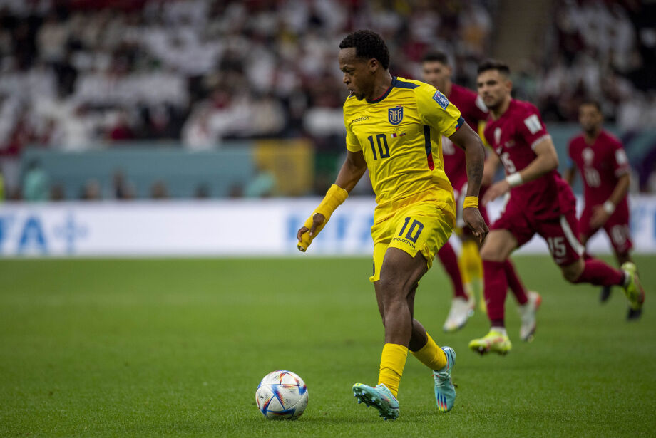 Quase preso em campo em 2016, Valencia brilha pelo Equador na abertura da Copa
