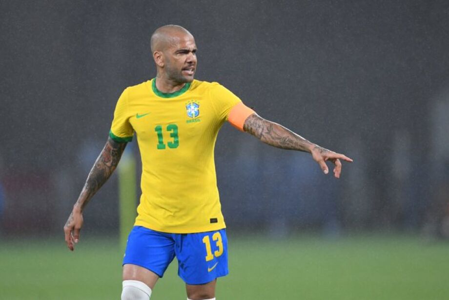 Daniel Alves bate o recorde de Djalma Santos como brasileiro mais velho convocado a uma Copa