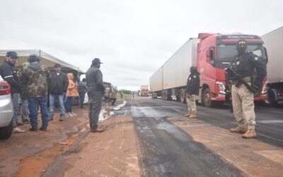 Policiais usam bomba de gás para liberação de rodovias bloqueadas por caminhoneiros