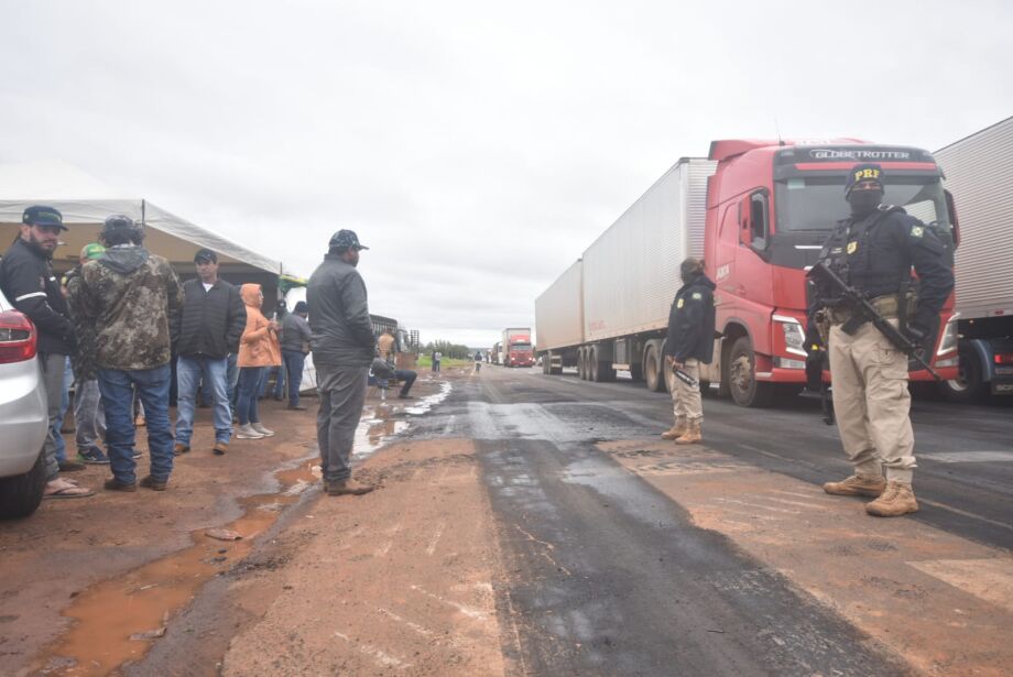 Policiais usam bomba de gás para liberação de rodovias bloqueadas por caminhoneiros