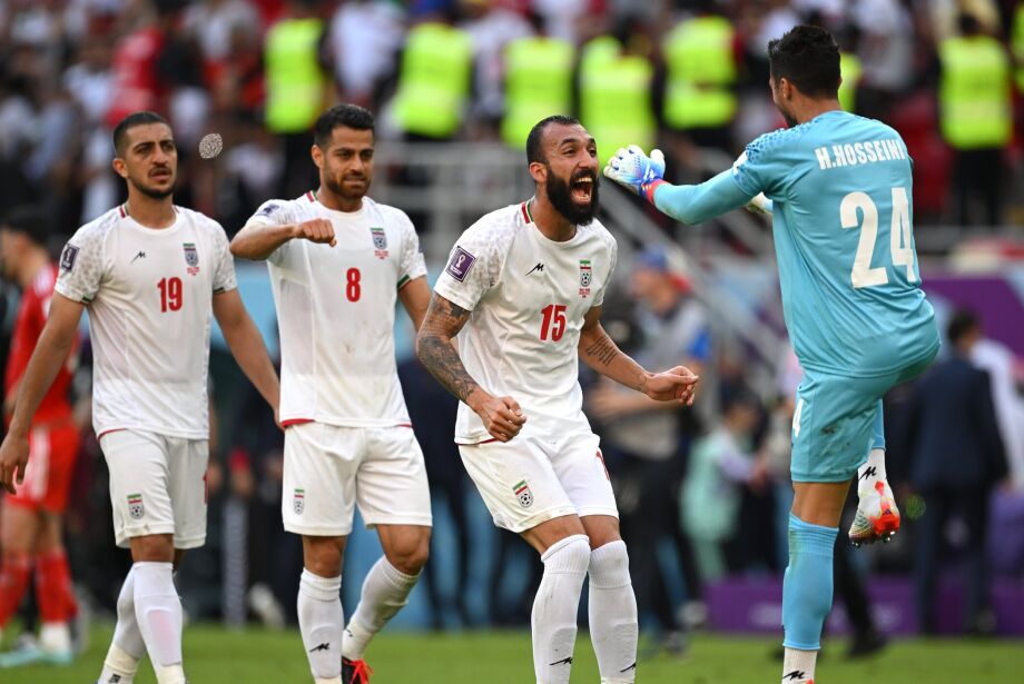 Irã domina País de Gales, vence no acréscimos e embola grupo B da Copa