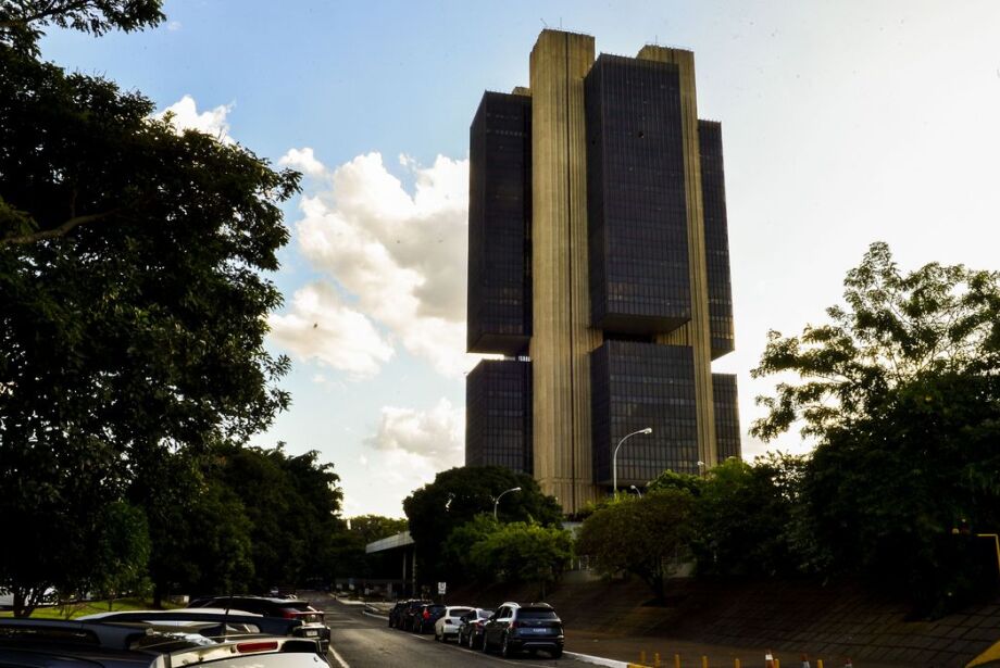 Juros médios cobrados pelos bancos chegam a 42,2% ao ano em outubro