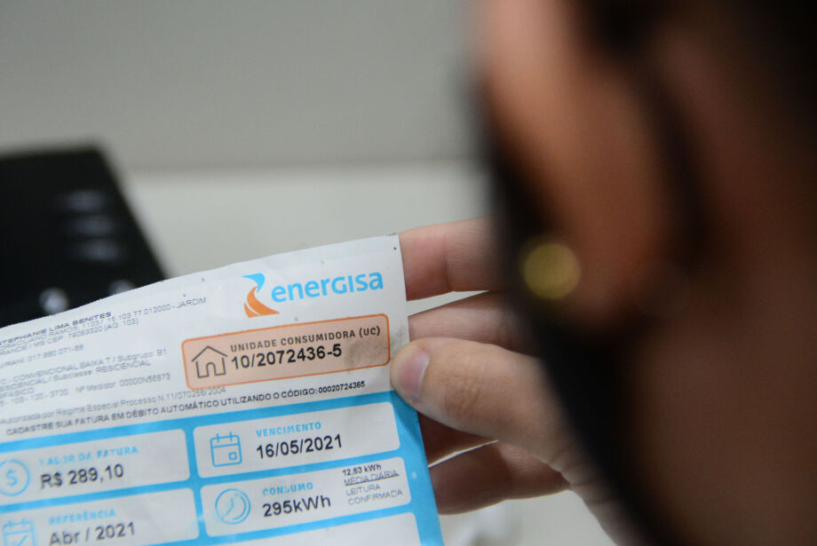 Contas de energia em atraso podem ser parceladas em até 24 vezes, com descontos de 50%