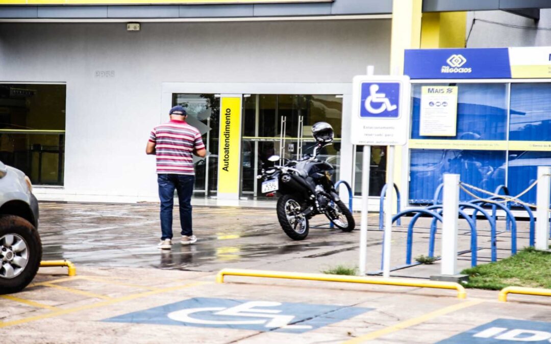 Bandidos quebram janela e entram em agência bancária na Gunter Hans