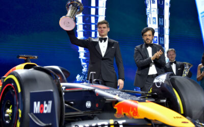 Red Bull e Max Verstappen recebem troféus pelos títulos conquistados em 2022 na F-1