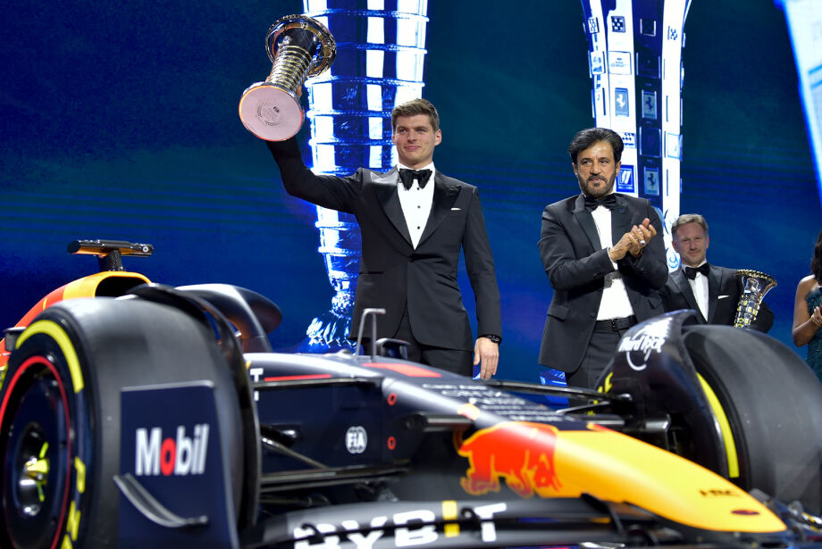 Red Bull e Max Verstappen recebem troféus pelos títulos conquistados em 2022 na F-1
