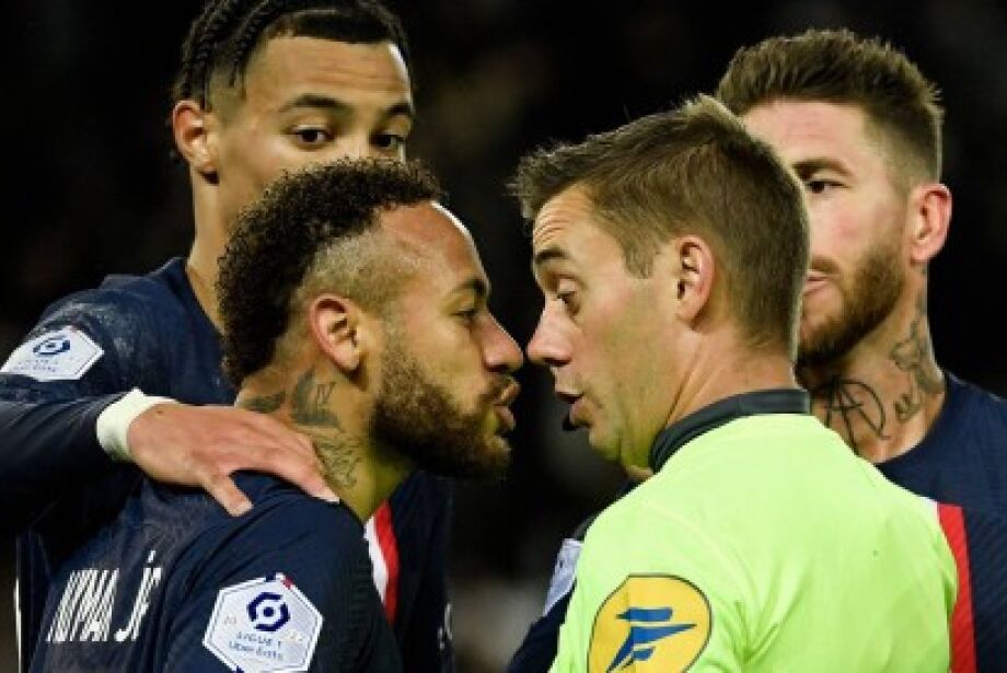 Neymar é expulso de jogo do PSG por simulação e tapa no rosto do adversário