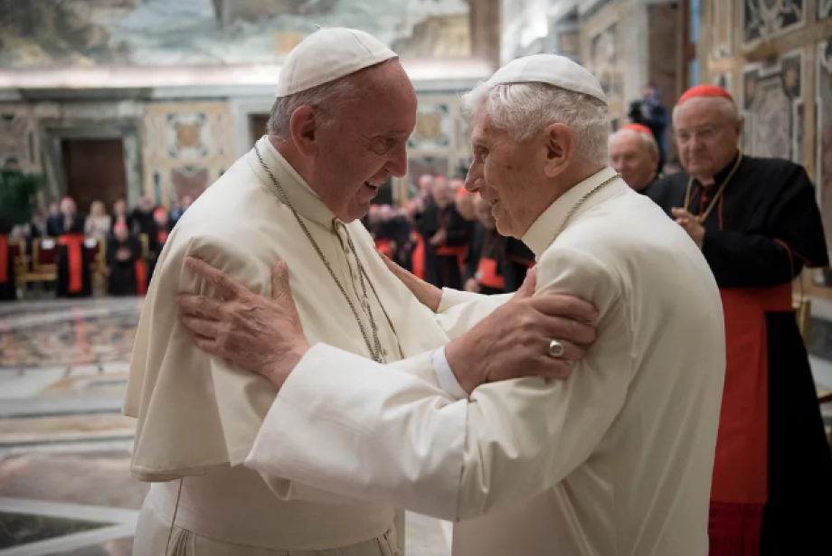 Papa Francisco homenageia Bento 16 e destaca bondade de antecessor