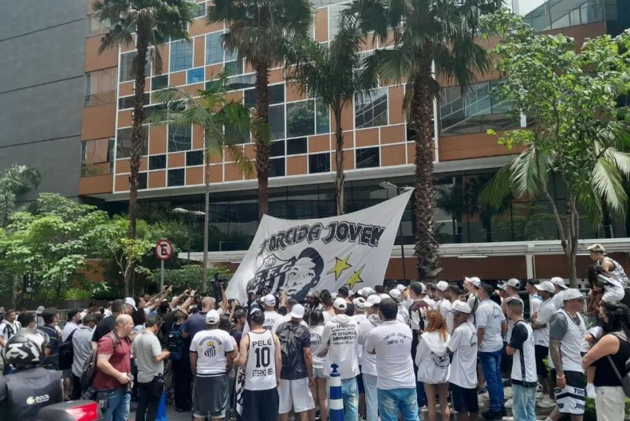 Torcedores vão a hospital prestar solidariedade a Pelé