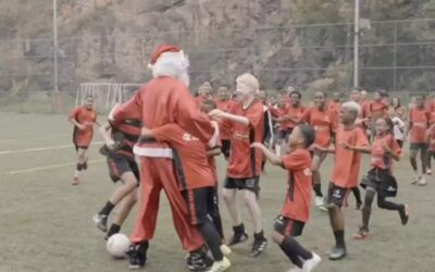 Do Flamengo, David Luiz se veste de Papai Noel surpreende crianças na Mangueira