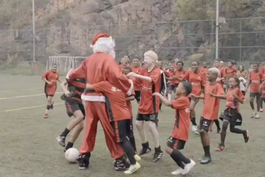 Do Flamengo, David Luiz se veste de Papai Noel surpreende crianças na Mangueira