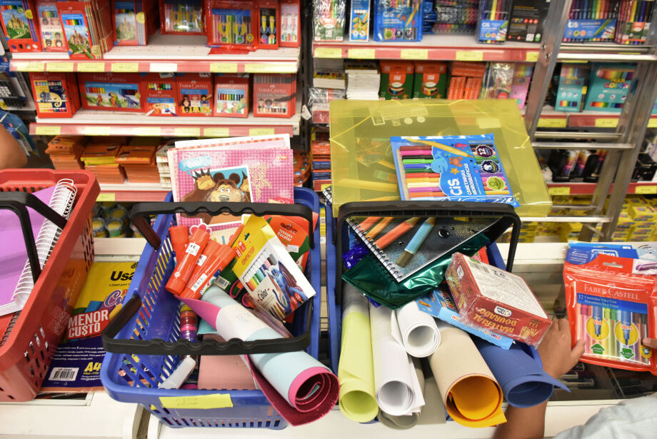 Material escolar está mais caro este ano e pesquisa antes da compra é saída para economizar
