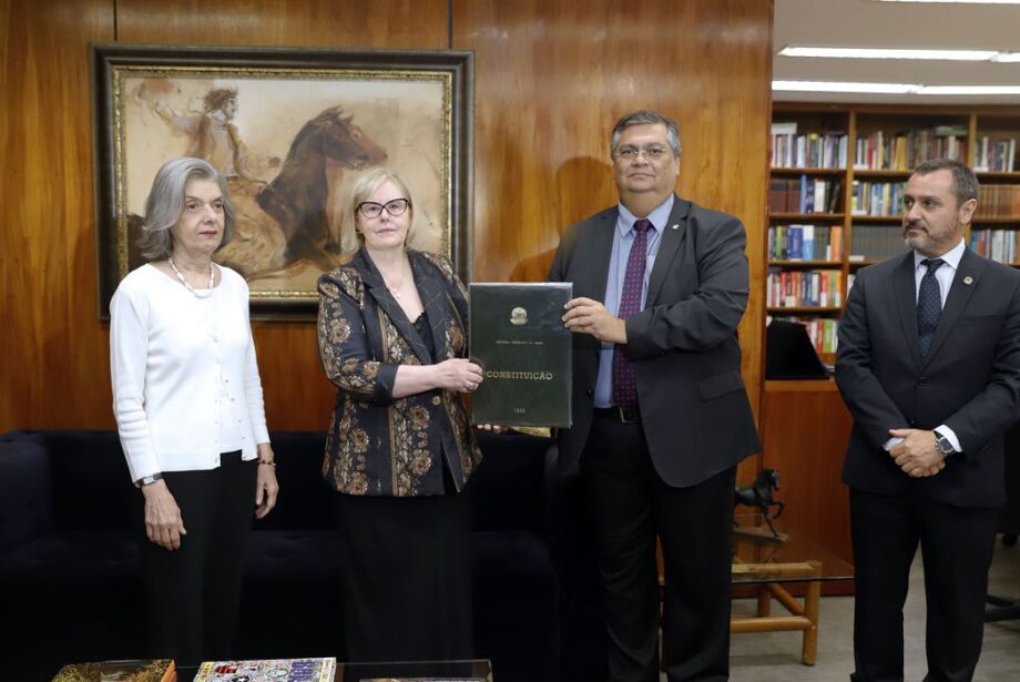 Dino entrega ao STF réplica da Constituição furtada em atos do último domingo