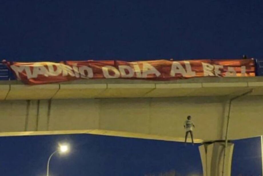 Boneco de Vini Jr enforcado aparece em ponte de Madri