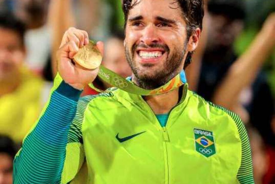 Campeão olímpico no vôlei de praia, Bruno Schmidt deixa o esporte para ser advogado