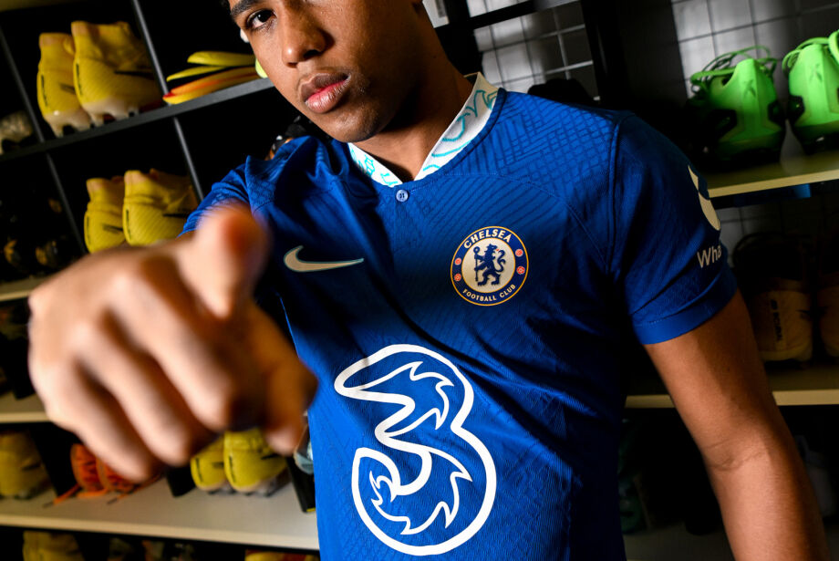 Ex-Vasco, Andrey Santos é anunciado pelo Chelsea e veste a camisa do clube