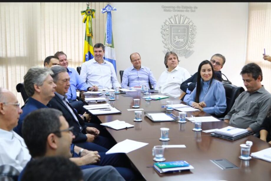 Governador Eduardo Riedel se reúne pela primeira vez com secretários