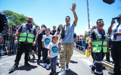 Luis Suárez chega a Porto Alegre e é recebido por milhares de gremistas