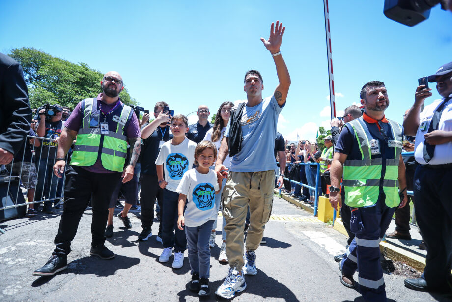 Luis Suárez chega a Porto Alegre e é recebido por milhares de gremistas