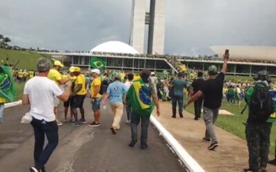 PM de Brasília reage com bombas durante invasão de bolsonaristas radicais ao Congresso