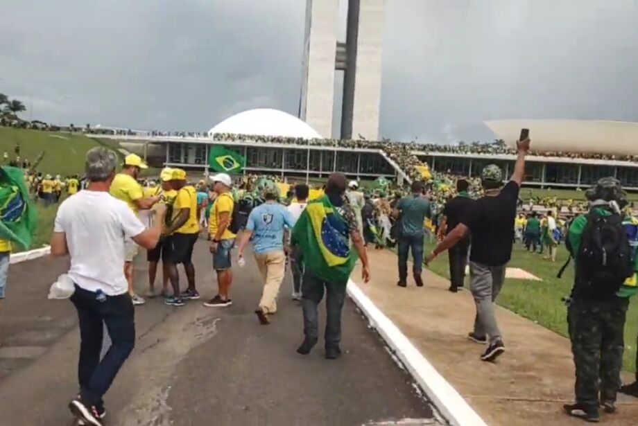 PM de Brasília reage com bombas durante invasão de bolsonaristas radicais ao Congresso