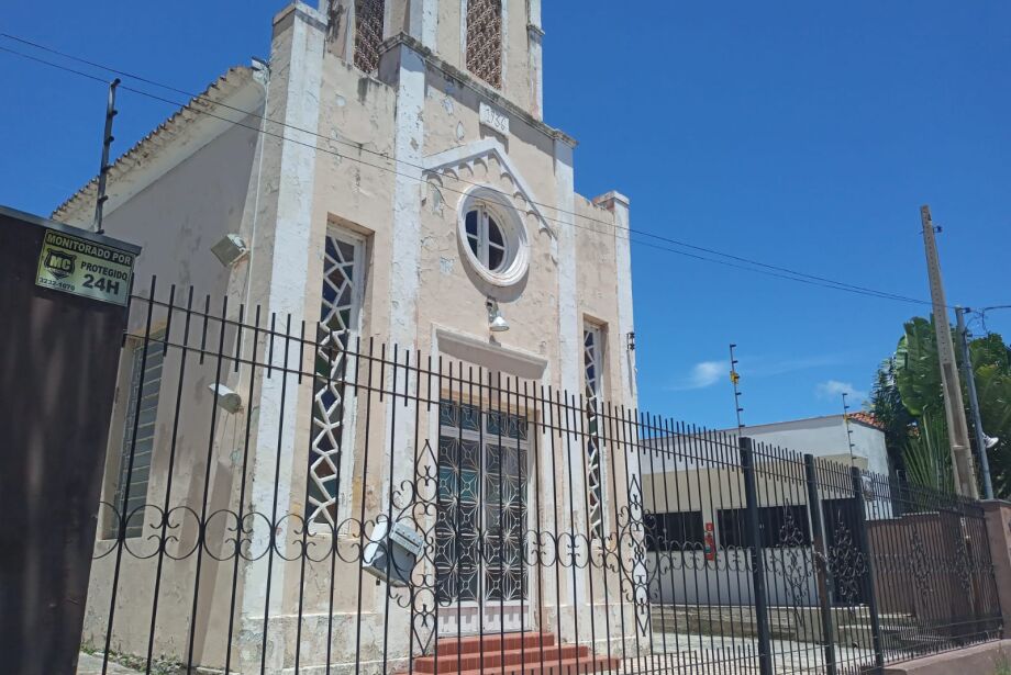 Igreja de Caacupê é invadida e invasor briga com policiais para não ser preso