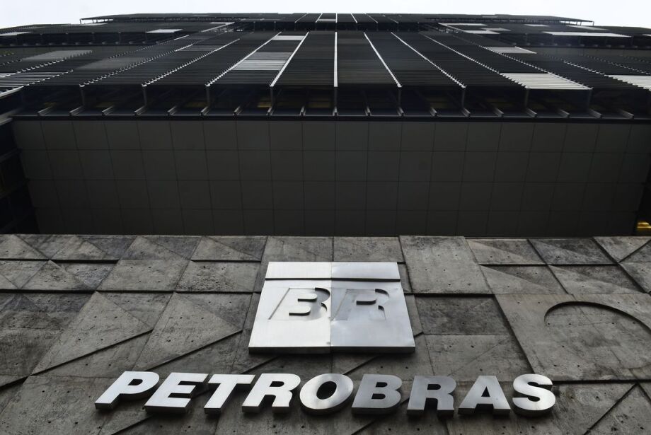 Petrobras abre concurso com 1.492 vagas e salário inicial de R$ 5.563,90
