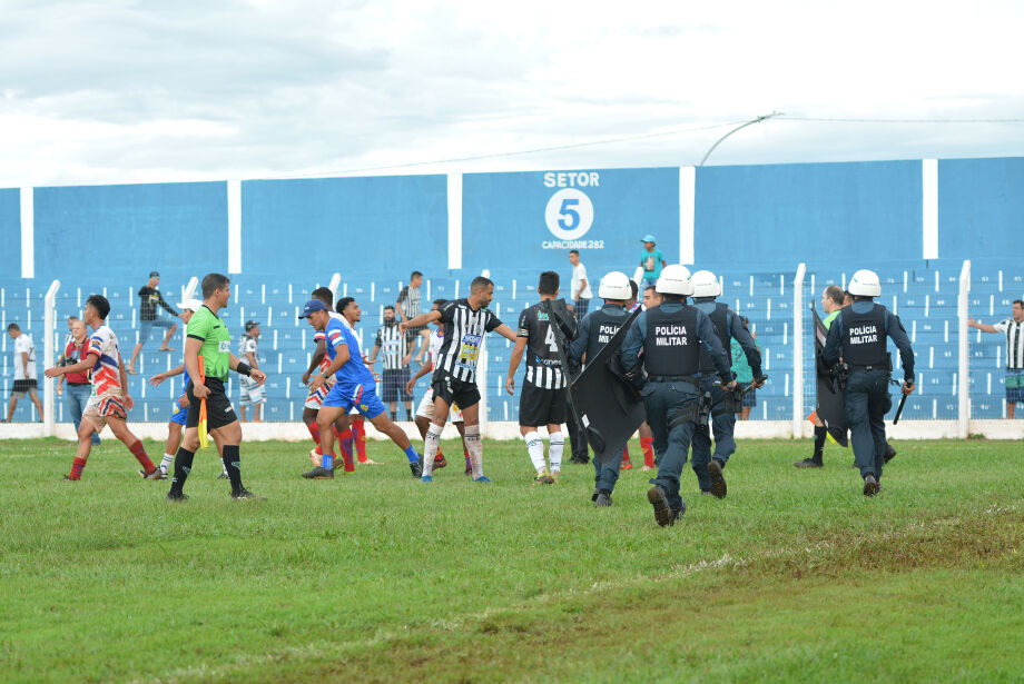 Em jogo com 2 pênaltis e PMs em campo, Galo vence Serc por 2 a 1