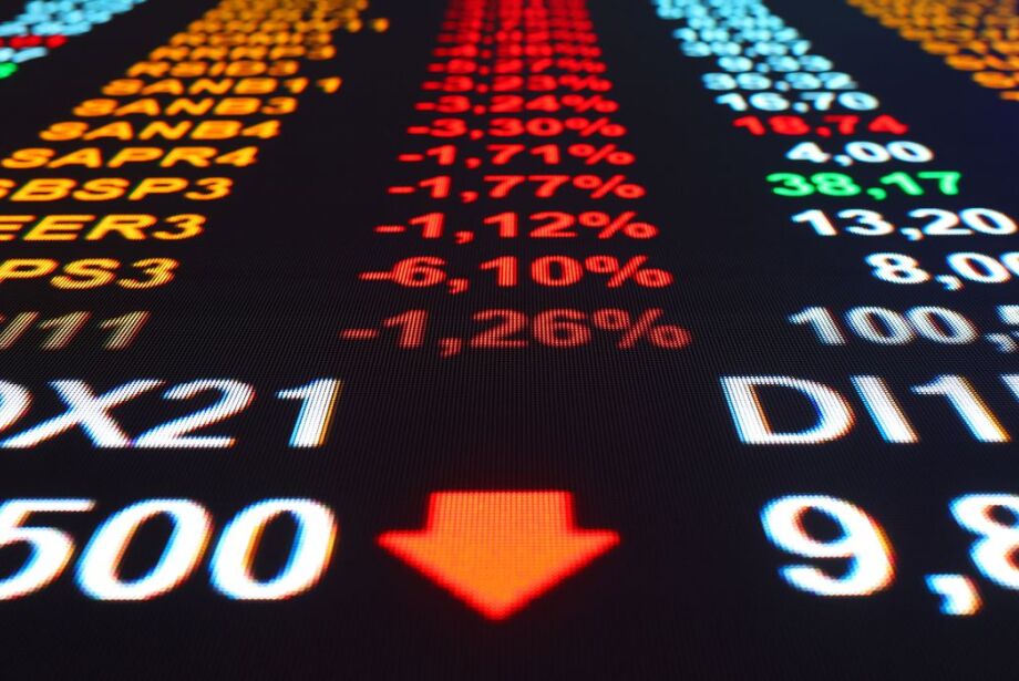 Bolsa fecha no menor nível desde julho após críticas do governo ao Banco Central