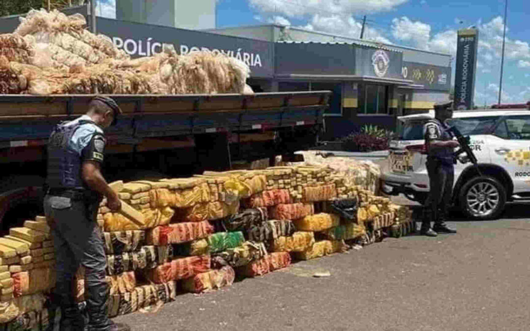 Carreta de Dourados com 1 tonelada de maconha em meio a carga de reciclados é apreendida