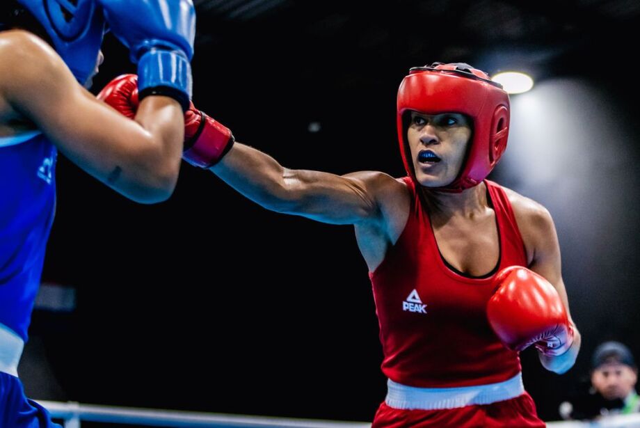 Bárbara Santos vence na estreia e vai às quartas do Mundial de Boxe