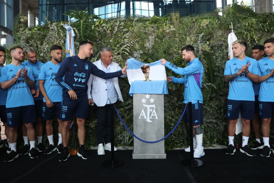 Messi recebe homenagem da federação argentina com nome em novo CT da seleção