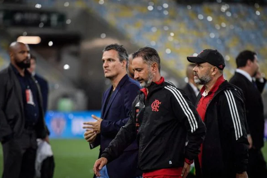 Jogadores do Flamengo saem em defesa de VP após derrota na Recopa