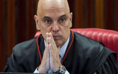 Alexandre Moraes nega recurso de Bolsonaro contra multa por reunião com embaixadores