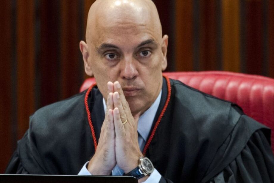 Alexandre Moraes nega recurso de Bolsonaro contra multa por reunião com embaixadores